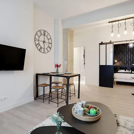 Modern 1br- 4p Le Marais Quarter Apartment